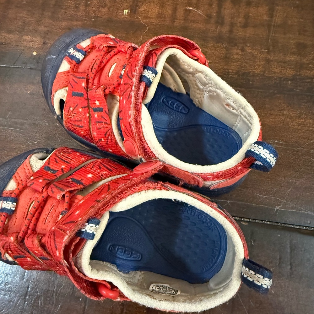 3 pairs of size 7 kids shoes- Keen sandals, loafers, & New Balance sneakers - Picture 6 of 15